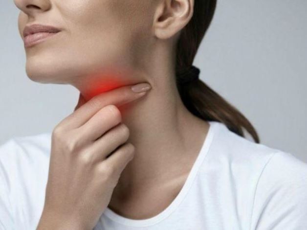 Khi bị amidan hốc mủ, người bệnh có thể nhận thấy cổ họng bị đau rát.