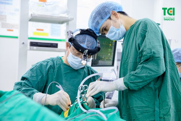 TTUT, BS Tiến - Trưởng Khoa Tai - Mũi Họng của Bệnh viện ĐKQT Thu Cúc đang thực hiện cắt amidan hốc mủ cho bệnh nhân bằng công nghệ dao Plasma Plus.
