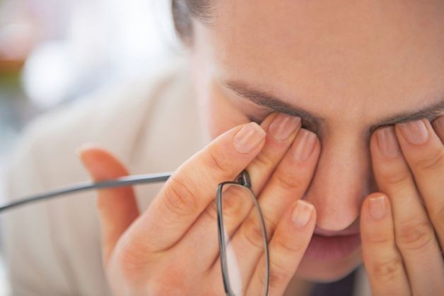 Do vị trí đặc thù của các hốc xoang sàng sau rất gần mắt nên viêm hốc xoang sàng sau có thể làm suy giảm thính lực.