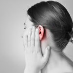 Nổi mụn ở vành tai – nguy hiểm hay không? 