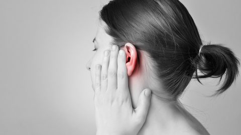 Nổi mụn ở vành tai – nguy hiểm hay không? 