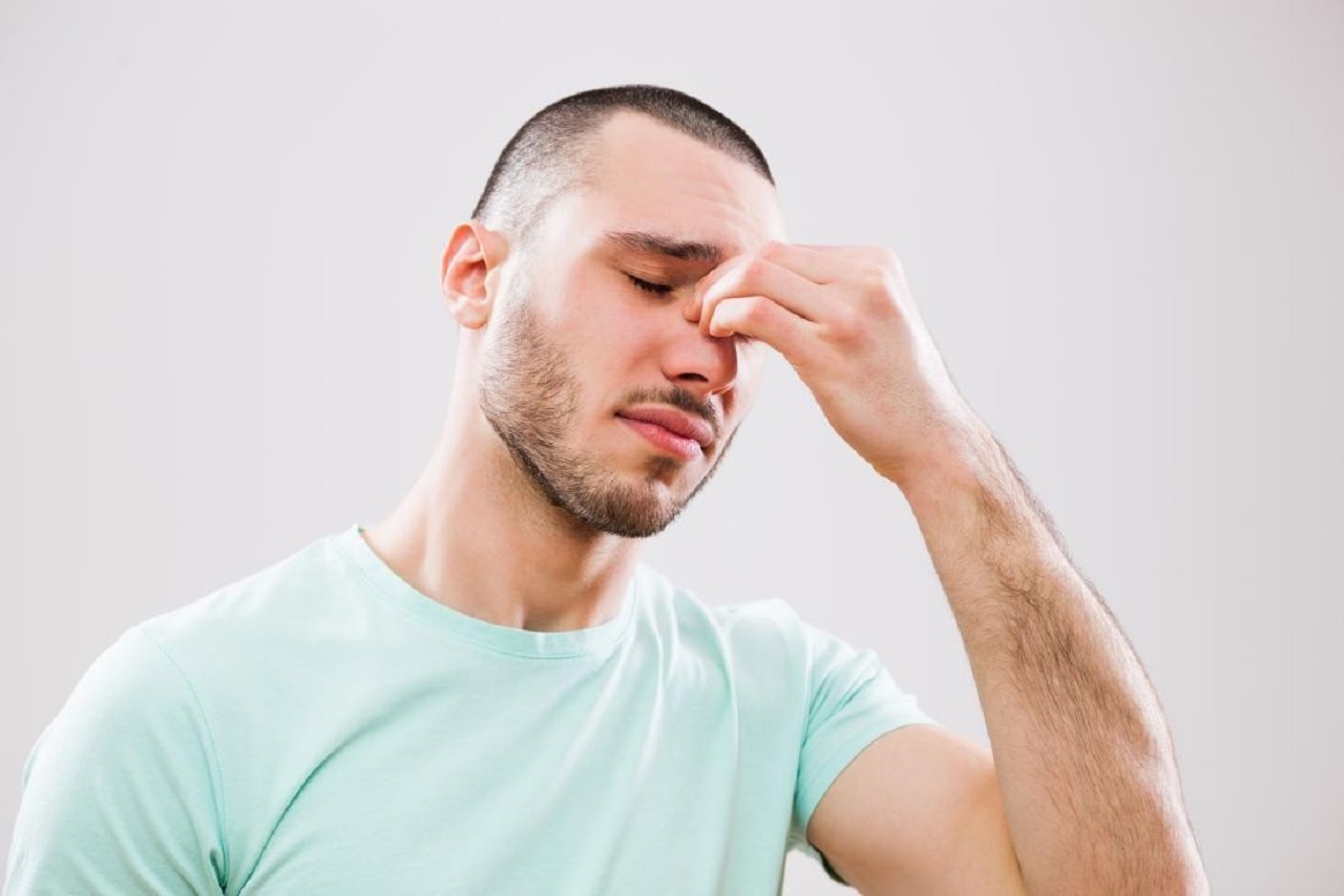 Tại sao viêm xoang hàm trái gây đau âm ỉ và tạo ra mũi tiết dịch màu xanh chảy nước nhiều?