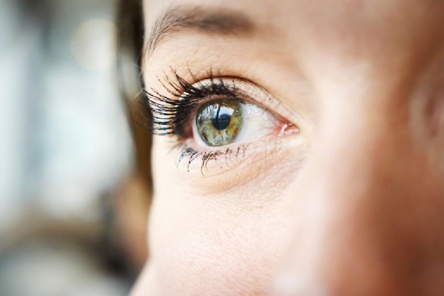 Bệnh khô mắt xảy ra bắt nguồn từ hậu quả do mất đi sự cân bằng giữa tiết nước mắt và thoát đi của nước mắt
