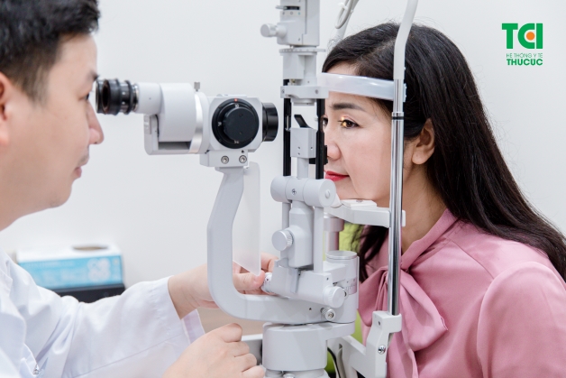 Khô mắt là một dạng bệnh lý mạn tính, do đó rất khó để có thể điều trị được dứt điểm hoàn toàn mà thay vào đó bác sĩ sẽ áp dụng những phương pháp giúp giảm thiểu các triệu chứng và giúp thị lực của người bệnh trong trạng thái tốt nhất