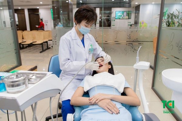 Các chuyên gia khuyến cáo bạn nên thực hiện dán răng sứ tại nha khoa uy tín, chuyên môn cao để đảm bảo an toàn, hiệu quả