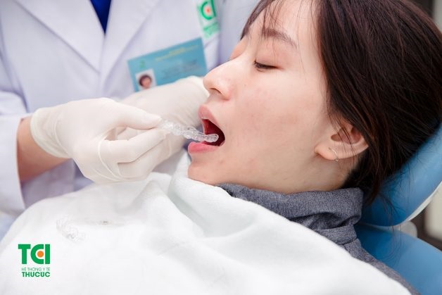 Niềng răng trong suốt tại Thu Cúc TCI được thực hiện bởi đội ngũ bác sĩ Răng Hàm Mặt đầu ngành giàu kinh nghiệm