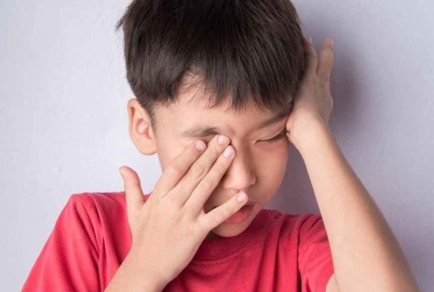 Trẻ dễ bị mỏi mắt và có thói quen dụi mắt khi để mắt hoạt động trong thời gian dài là một trong những dấu hiệu của cận thị