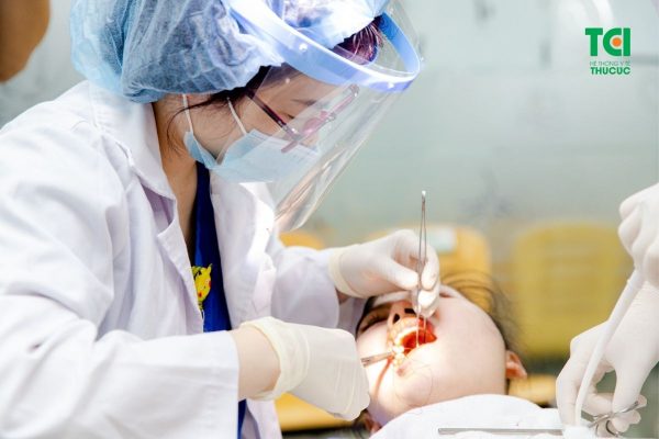 Nên lựa chọn cơ sở nha khoa uy tín để đảm bảo an toàn trong quá trình nhổ răng sâu