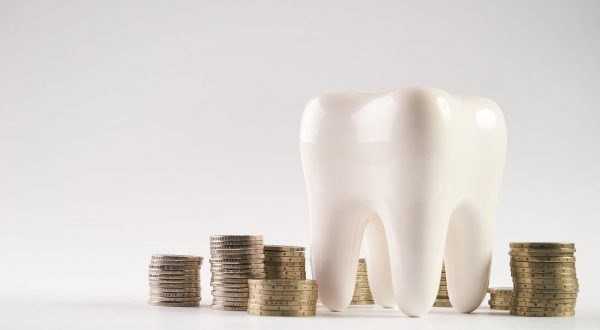 Trồng răng cấm giá bao nhiêu tiền còn tùy thuộc vào loại và phương pháp trồng mà bạn lựa chọn
