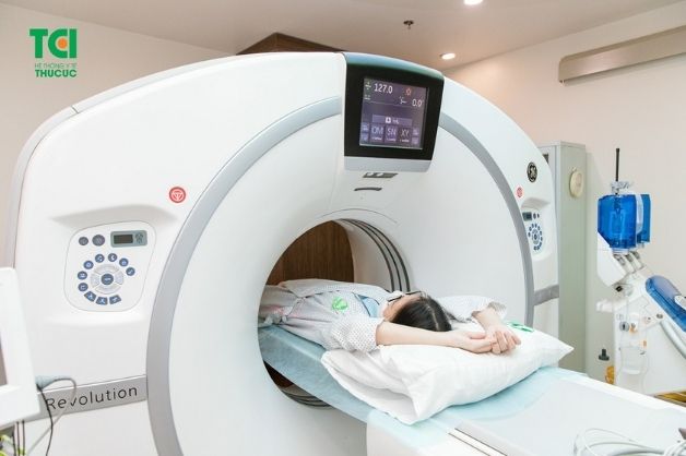 Thực hiện chụp CT sọ não để kiểm tra tình trạng tổn thương vùng đầu và mặt