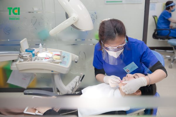 Thăm khám và chỉnh nha để bác sĩ điều chỉnh lực siết phù hợp với tình trạng răng miệng