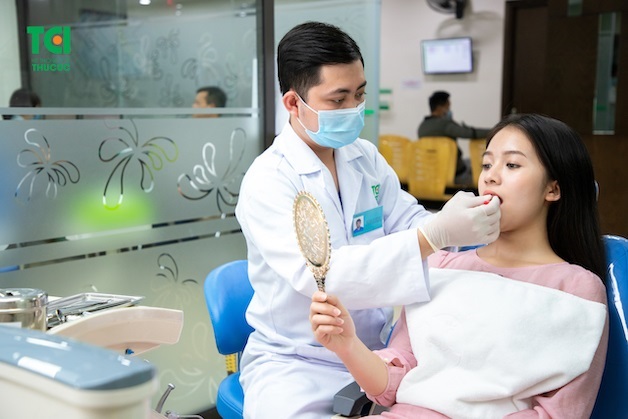Khách hàng hài lòng với quá trình niềng răng tại Thu Cúc TCI