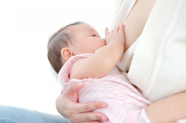 Việc mẹ cho bé bú ít, không thường xuyên hút sữa là một trong những nguyên nhân dẫn đến tình trạng tắc tia sữa