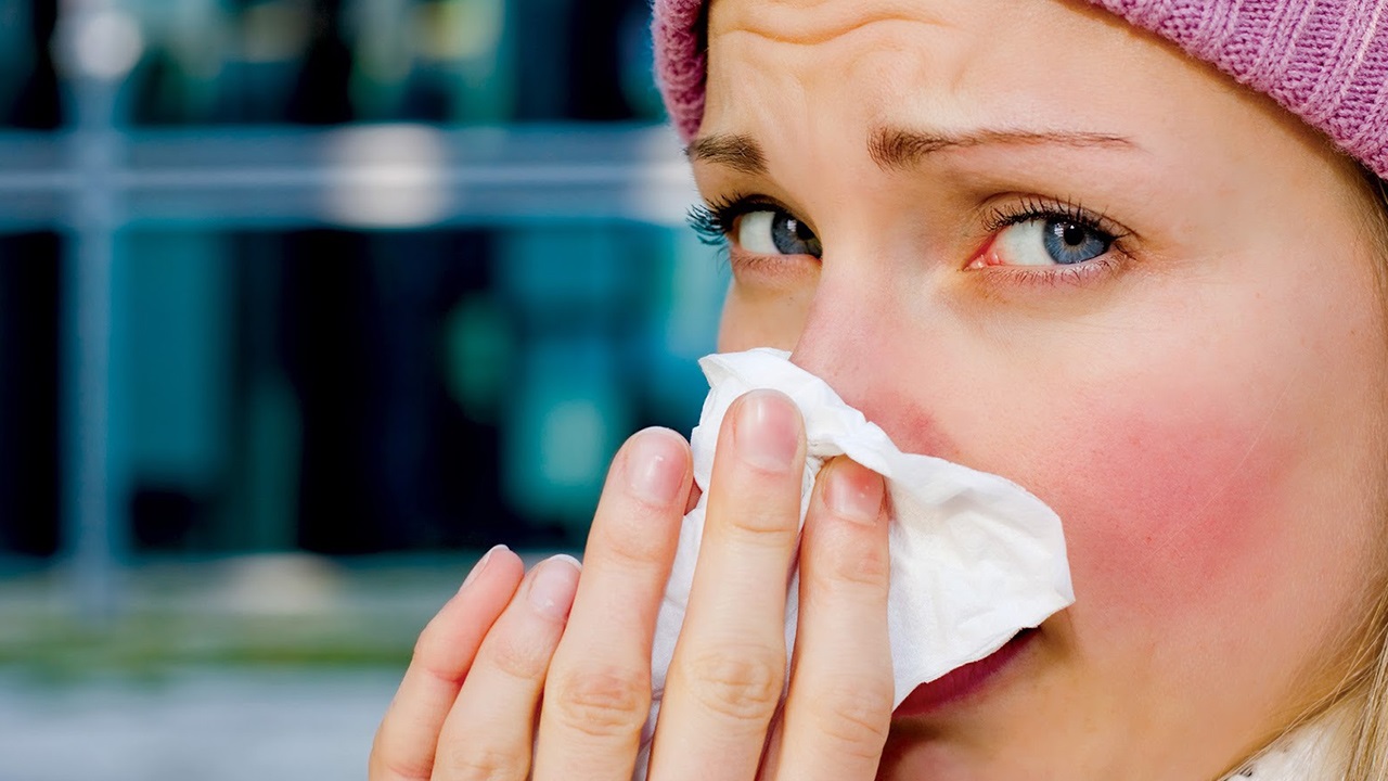 Triệu chứng đặc trưng của bệnh viêm mũi dị ứng: hắt xì hơi liên tục, chảy nước mũi