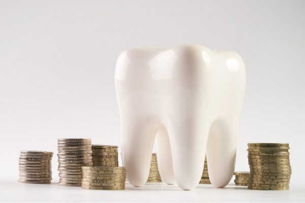 Trồng 1 cái răng bao nhiêu tiền tùy thuộc vào rất nhiều yếu tố, dao động từ vài trăm đến vài chục triệu đồng