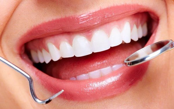 Chăm sóc răng miệng đúng cách giúp duy trì tuổi thọ tối ưu của răng sau khi trồng