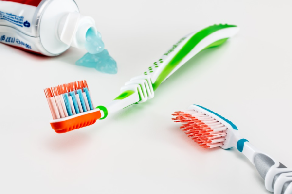 Sử dụng bàn chải đánh răng có lông mềm, sợi lông mảnh và nhỏ gọn để có thể len vào mọi ngóc ngách của răng