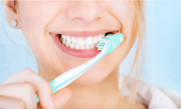  Chải răng thường xuyên ít nhất 2 lần mỗi ngày với bàn chải mềm và sử dụng các loại kem đánh răng có thành phần flour 