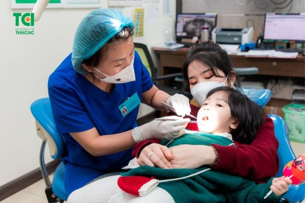 Phát hiện sớm tình trạng sâu răng và các bệnh lý nha khoa là một trong số 6 nguyên tắc chăm sóc răng miệng cho trẻ vô cùng quan trọng