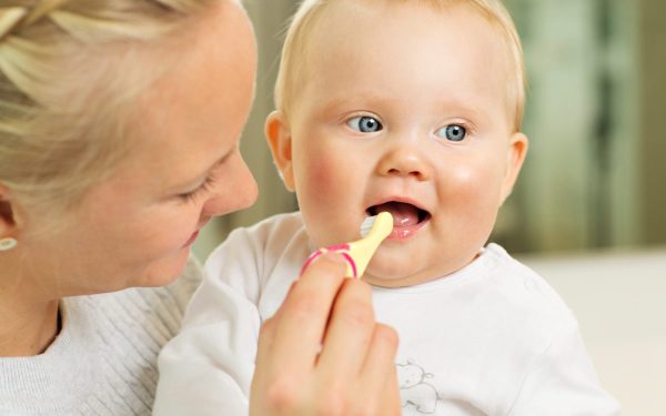 Để trẻ làm quen với việc làm sạch miệng trước khi bắt đầu mọc răng.