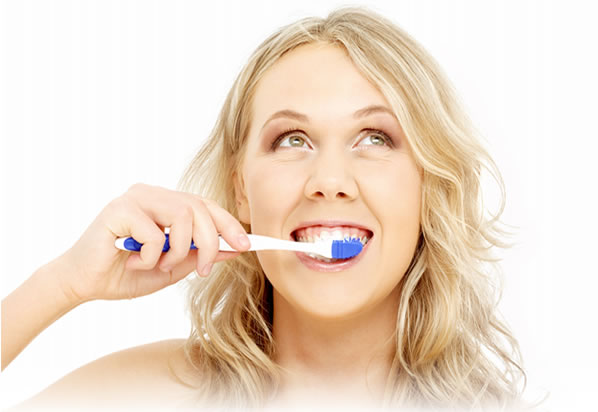 Chải răng đều đặn ít nhất 2 lần mỗi ngày sau khi ăn, sau khi thức dậy để làm giảm tình trạng hôi miệng