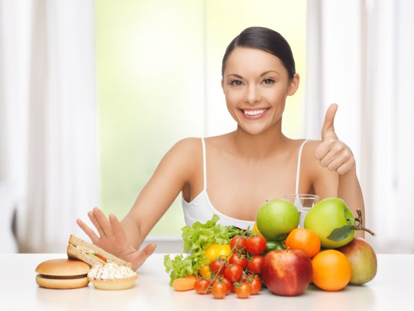 Nên ăn nhiều rau củ quả, trái cây tươi, đặc biệt là các loại thực phẩm có chứa nhiều axit malic như táo, dâu tây…