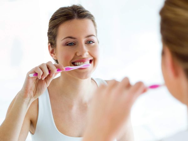 Chải răng đều đặn ít nhất 2 lần mỗi ngày với bàn chải có lông mềm để không làm tổn thương mô nướu quanh răng