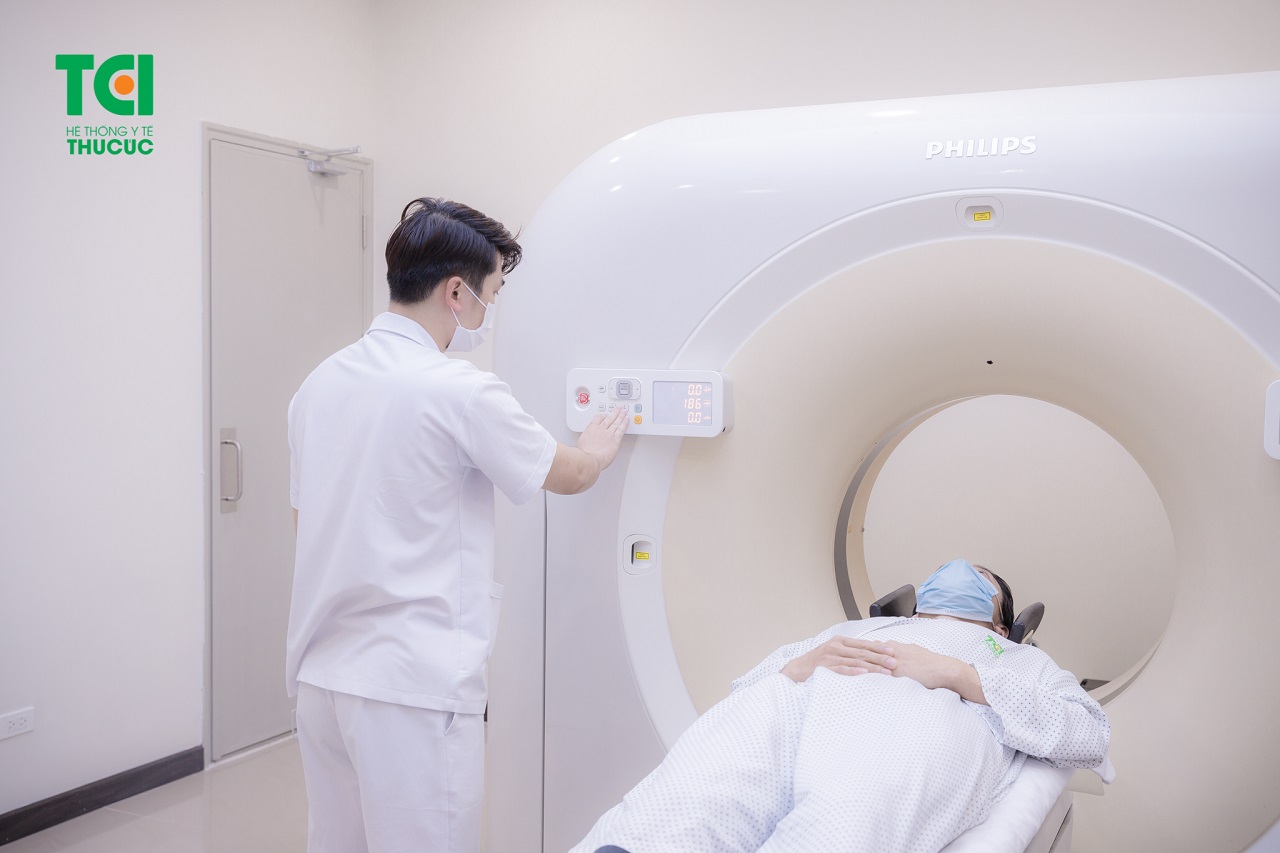 Có những mối liên quan và phụ thuộc nào giữa kết quả chụp CT sọ não và các bệnh lý hay triệu chứng lâm sàng?
