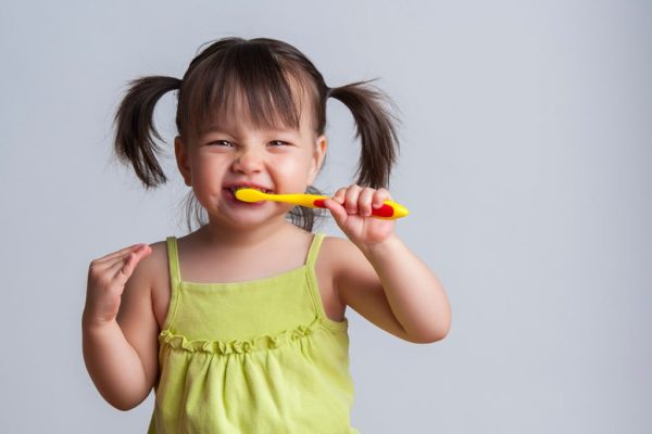 Hướng dẫn trẻ vệ sinh răng miệng đều đặn ít nhất 2 lần mỗi ngày