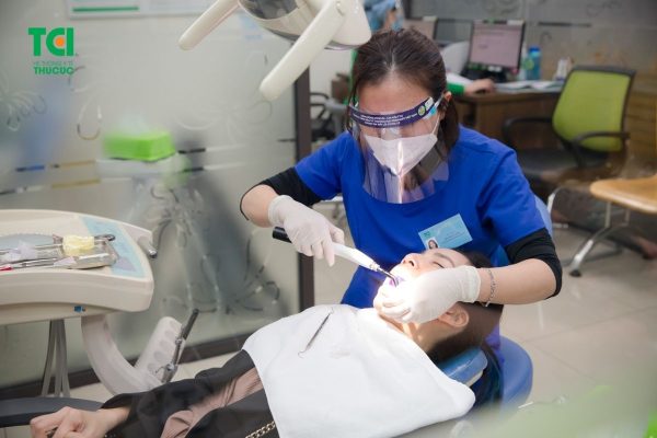 Kỹ thuật dán răng sứ yêu cầu phải được thực hiện tại các cơ sở nha khoa trang bị máy móc hiện đại, tiên tiến bởi bác sĩ chuyên môn cao