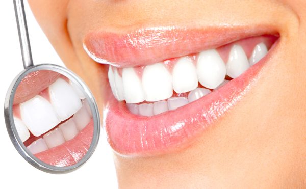 Dán sứ veneer mang lại hiệu quả cao trong việc phục hình răng miệng, giúp mọi người tự tin hơn khi cười