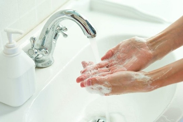 Nên rửa tay sạch trước khi ăn để tránh nhiễm khuẩn đường ruột
