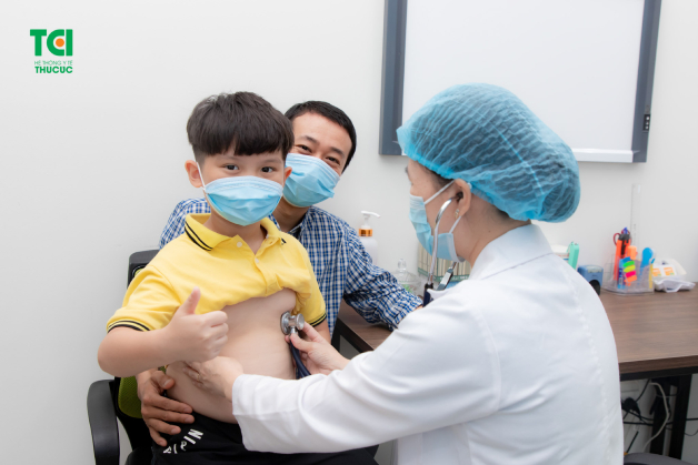 khám lâm sàng cho trẻ