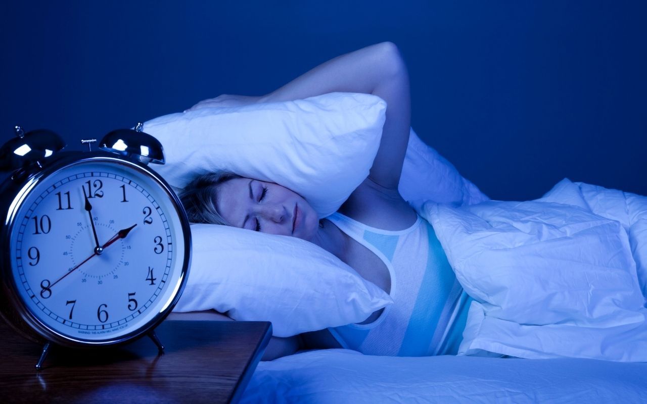 Tại sao mất ngủ cả đêm làm mình mệt mỏi và không tập trung được vào công việc?
