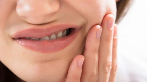 Nguyên nhân viêm quanh cuống răng là do đâu?
