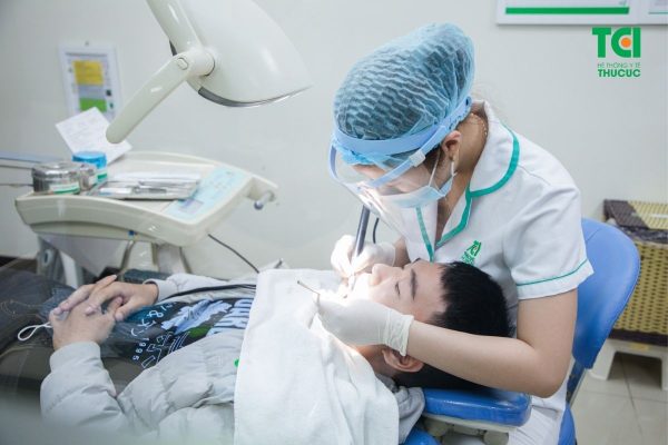 Thường xuyên lấy cao răng và thăm khám sức khỏe răng miệng định kỳ với bác sĩ chuyên khoa