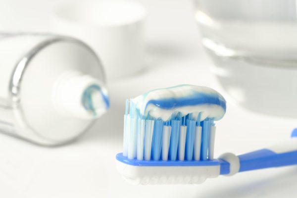 Chải răng nhẹ nhàng, đều đặn 2 lần mỗi ngày để làm sạch răng miệng và loại bỏ thức ăn thừa