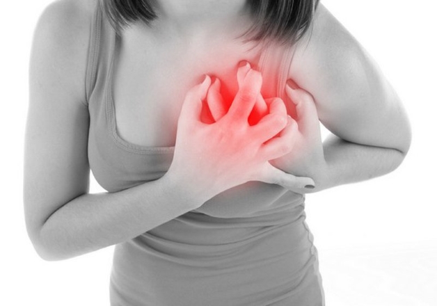 Thường xuyên cảm thấy đau tức ngực có thể là một dấu hiệu cảnh báo về tình trạng ung thư vú.