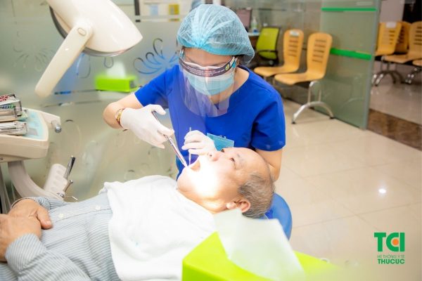 Bác sĩ điều trị sâu răng theo nguyên tắc xác định tình trạng, mức độ bệnh để đưa ra phác đồ phù hợp nhất