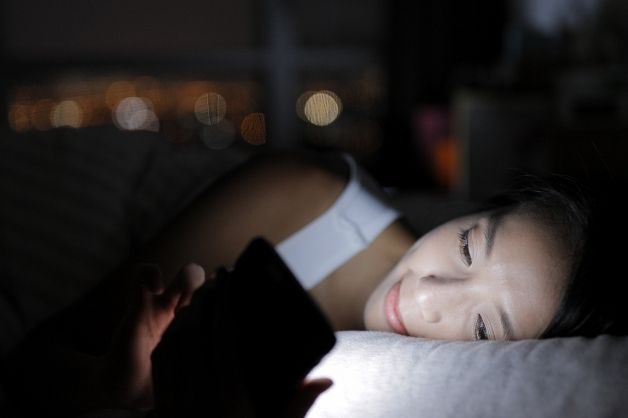 Hạn chế sử dụng điện thoại muộn là cách dễ ngủ cho người mất ngủ