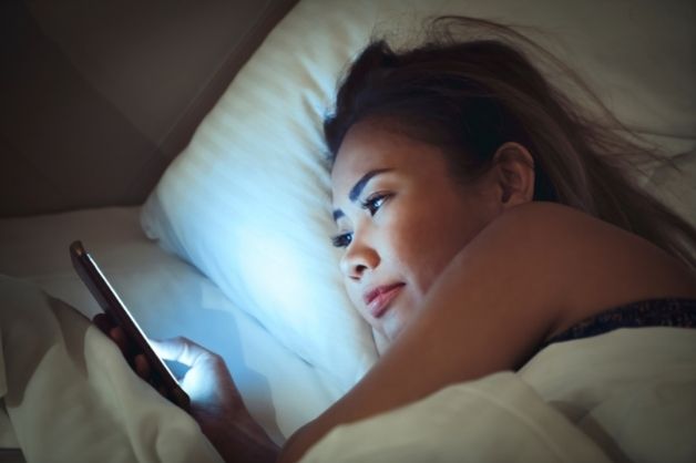 Mất ngủ ở người trẻ do thói quen sử dụng các thiết bị công nghệ