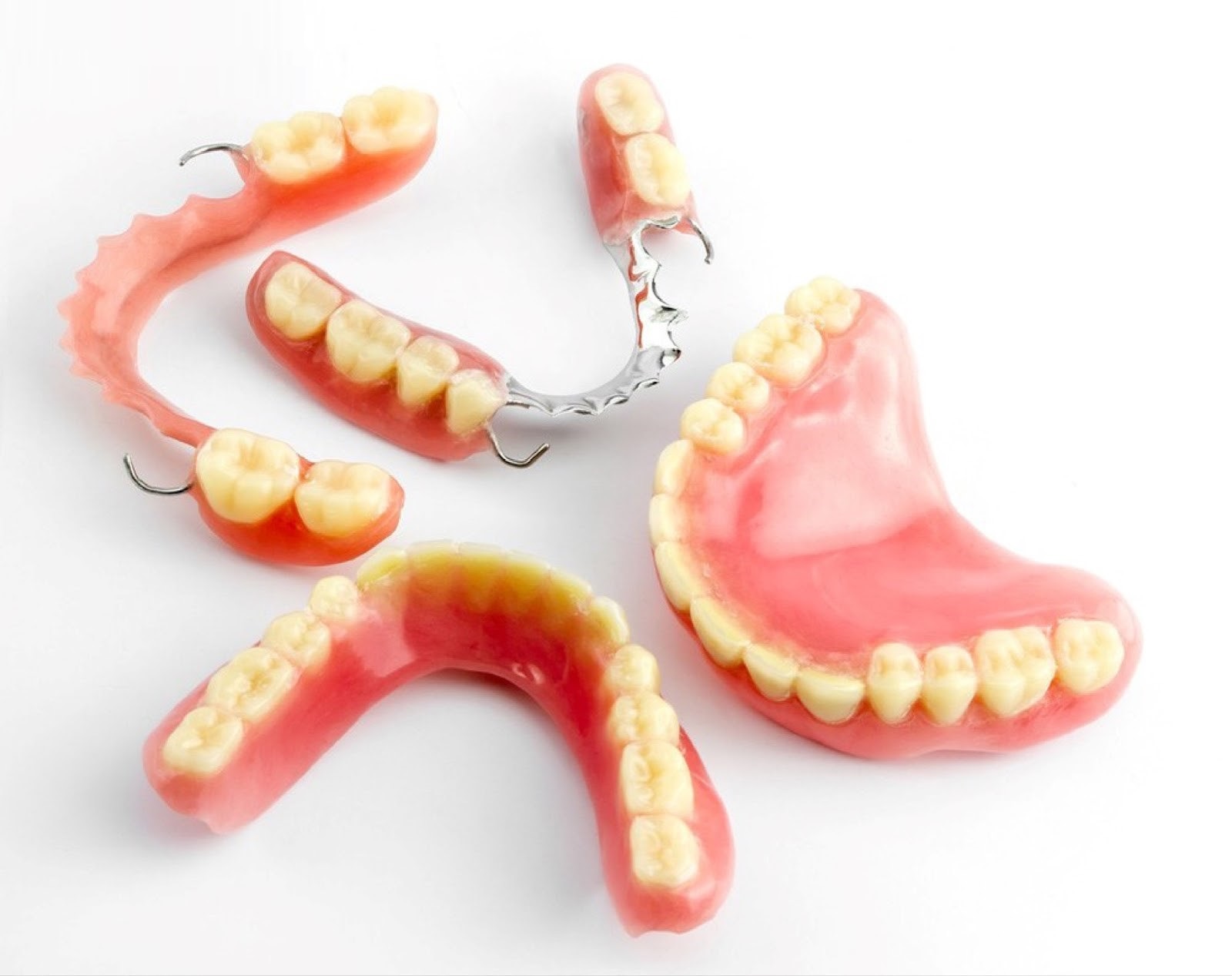 Trồng răng giả tháo lắp là phương pháp trồng răng giá rẻ có thể thay thế một răng, một vài răng hoặc nguyên hàm bằng răng giả