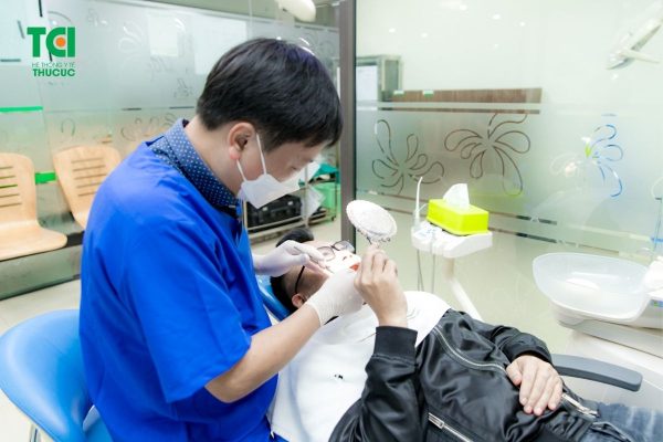 Viêm chân răng mãn tính có thể điều trị bằng nhiều phương pháp tại nha khoa như sử dụng kháng sinh, nhổ răng...
