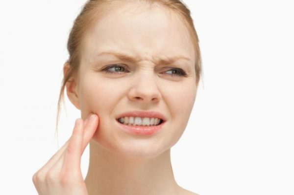 Viêm mạn tính thường gặp ở những người có tiền sử đau khi bị viêm tuỷ cấp, viêm quanh cuống cấp hoặc áp xe quanh cuống răng cấp tính