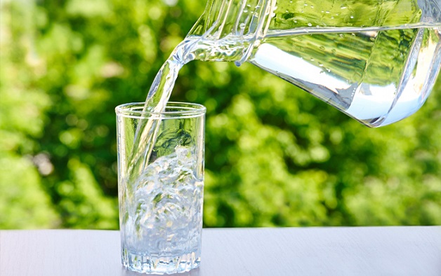 Uống nhiều nước sẽ hạn chế tích tụ chất cặn bã gây ra sỏi