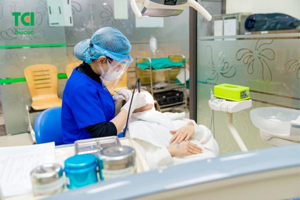 Quy trình bọc sứ được thực hiện tại các cơ sở nha khoa uy tín bởi bác sĩ có chuyên môn cao