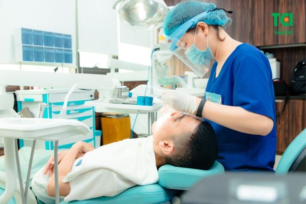 Cách trị viêm chân răng tại nha khoa thường được áp dụng chính là cạo bỏ vôi răng, loại bỏ các ổ viêm, dẫn lưu mủ...