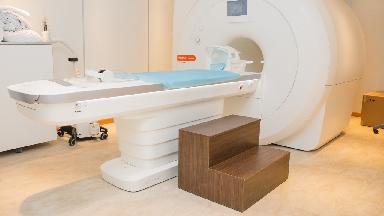 MRI cột sống thắt lưng thường mất bao lâu để hoàn thành và thu được kết quả?
