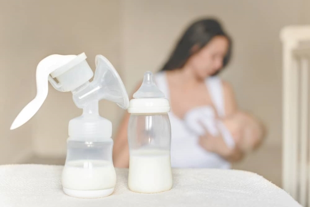 Cho con bú chậm là một trong những nguyên nhân quan trọng dẫn dến tắc tia sữa nhiều mẹ bầu hay mắc phải
