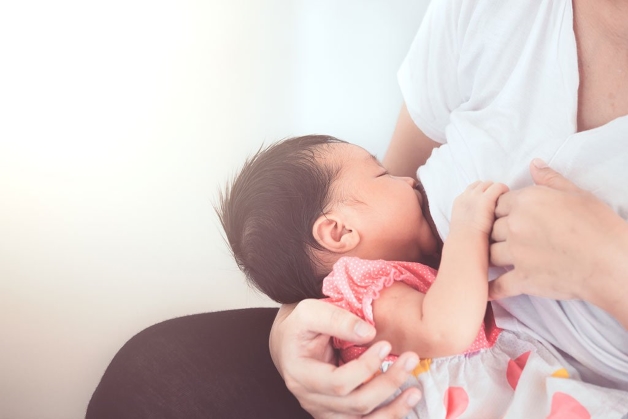 Khi em bé bú luôn được xem là phương pháp thông tia tốt nhất cho mẹ, vậy nên tích cực cho bé bú được xem là giải pháp giúp điều trị tắc tia sữa hiệu quả